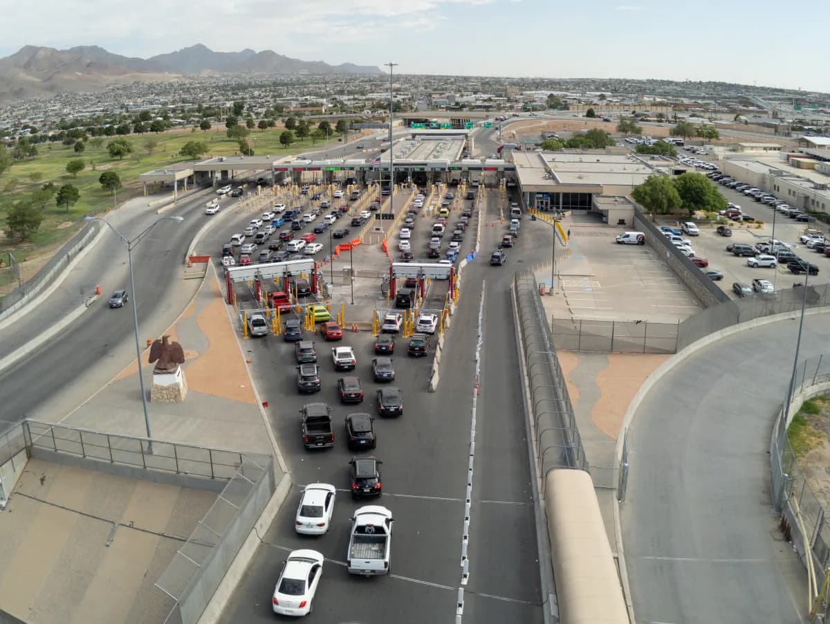 Vista aérea del puerto de entrada del Puente de las Américas y sus carriles
