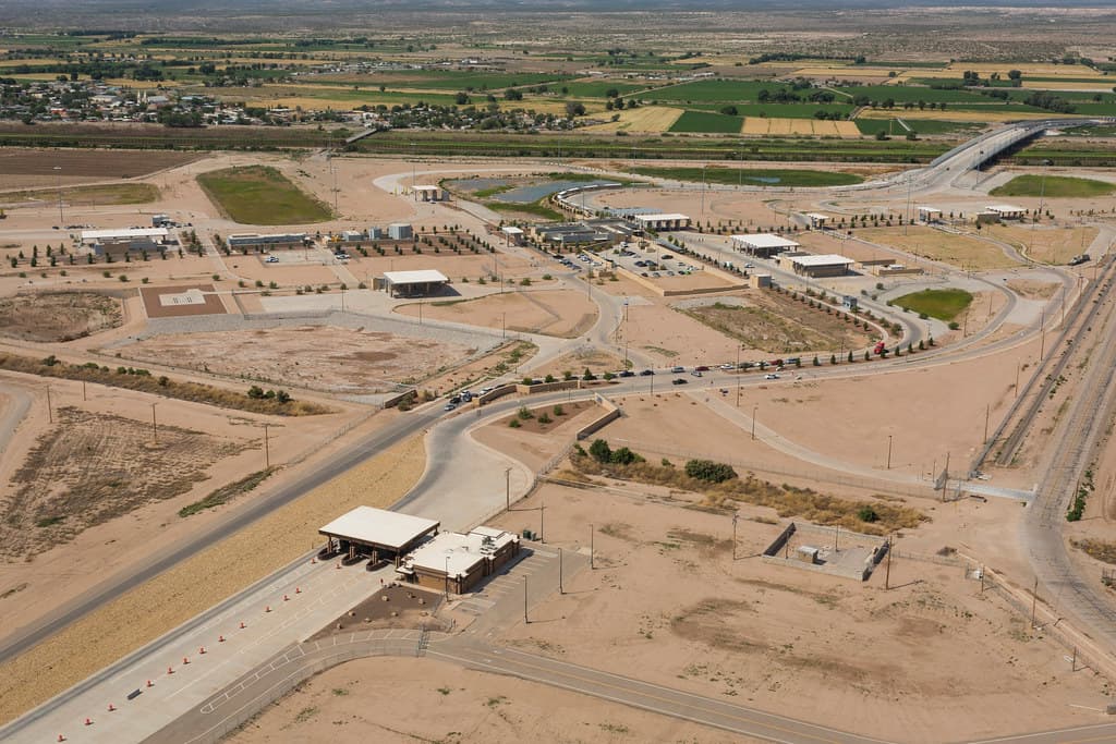 Vista aérea del puerto de entrada y puente Tornillo–Guadalupe